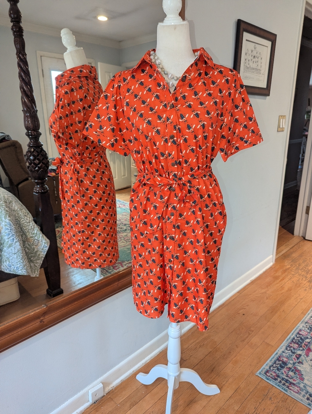 Short-Sleeve Tie-Waist Midi Dress in Bright Orange Bee Print